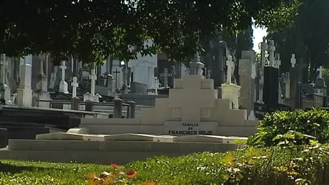Los enterradores del cementerio de Oviedo vendían las joyas de los difuntos en tiendas de 'compro oro'