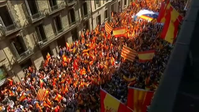 Los manifestantes por la unidad de España homenajean a la Policía