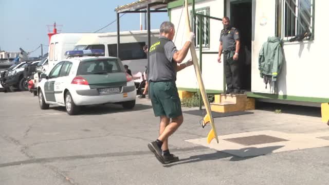 Rescatan a un joven que trataba de cruzar el Estrecho con una tabla de surf