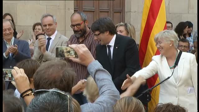 La comunidad educativa da simbólicamente a Puigdemont las llaves de los colegios