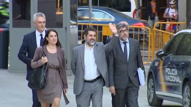 El presidente de la ANC y el de Ómnium Cultural, recibidos con aplausos en la Audiencia