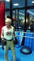 Un ancien champion de boxe de 76 ans sentraine sur un sac de frappe