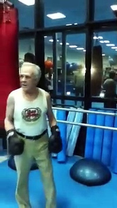 Un ancien champion de boxe de 76 ans sentraine sur un sac de frappe