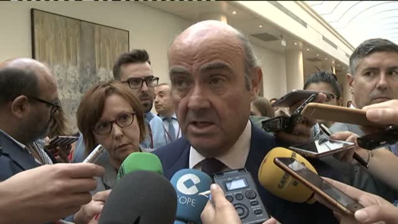 De Guindos descarta un efecto diferencial en la prima de riesgo por el tema catalán