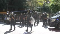 Multitud de manifestantes protestan frente a la sede la CUP por los registros policiales