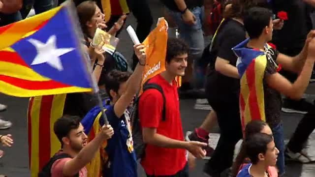 Masiva manifestación de estudiantes en Barcelona en defensa del referéndum