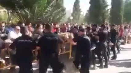 Tải video: Dos detenidos y tres heridos en la protesta por las obras del AVE en Murcia