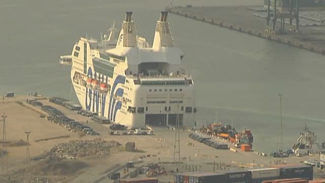 Los agentes desplazados a Cataluña como refuerzo, se ponen a punto en el puerto marítimo de Barcelona