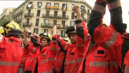 Miles de personas frente a la Jefatura de Policía en Barcelona