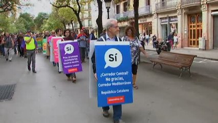 La ANC reta a la Fiscalía con una pegada de carteles en Barcelona