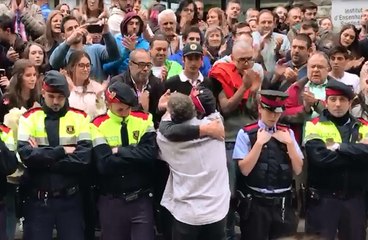 Varios Mossos forman un cordón para proteger un colegio electoral