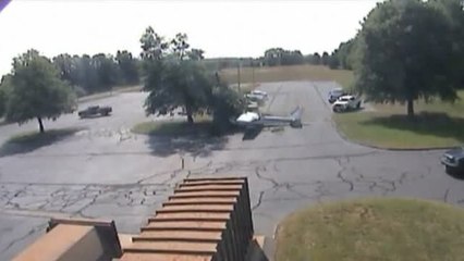 Insólita imagen del choque de una avioneta contra un árbol en EEUU