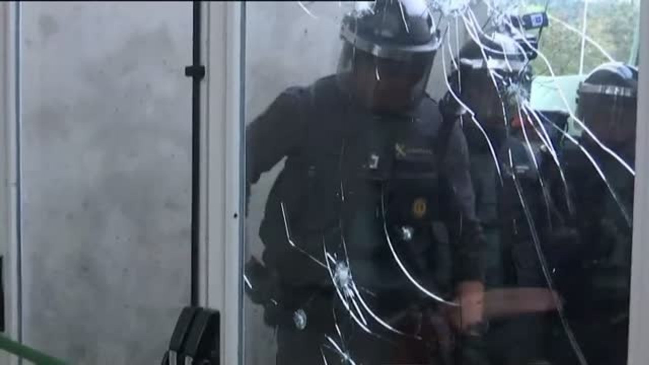 La Guardia Civil irrumpe en el colegio electoral de Puigdemont