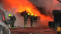 Bomberos de Alicante trabajan en la extinción de un incendio en una planta de reciclaje