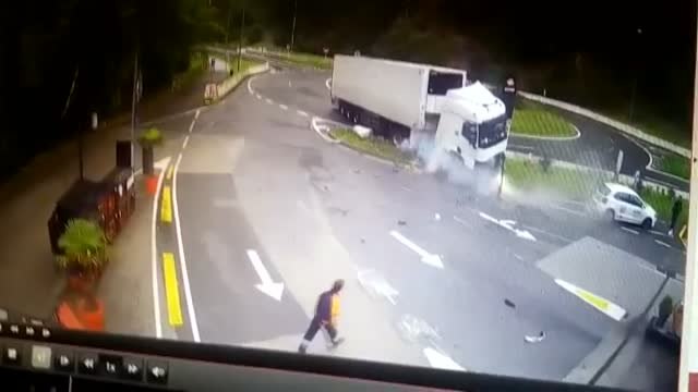 Un camión pierde el control y se empotra en una rotonda