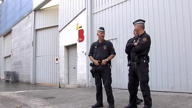 La Guardia Urbana custodia las urnas de Barcelona para impedir el referéndum