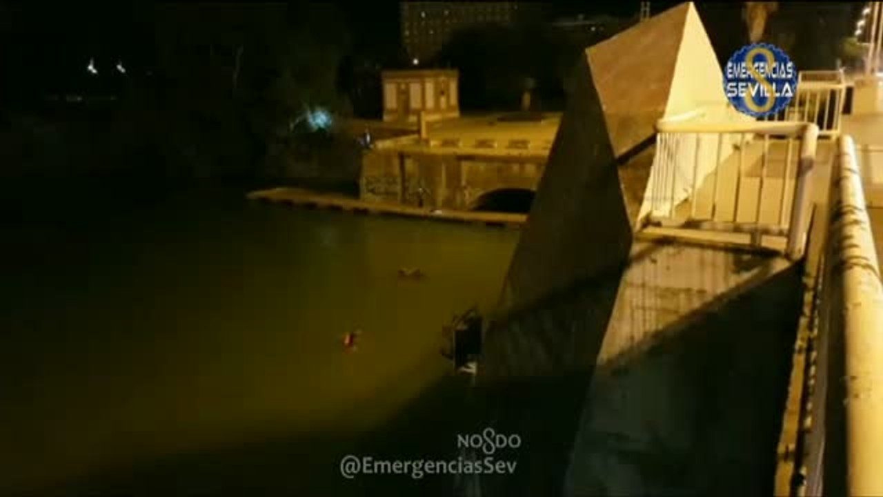Los bomberos rescatan a una joven que se había precipitado al Guadalquivir desde el Puente de las Delicias