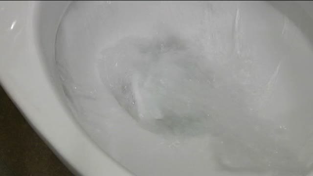 Una inmensa bola de toallitas higiénicas colapsa un colector en Valencia