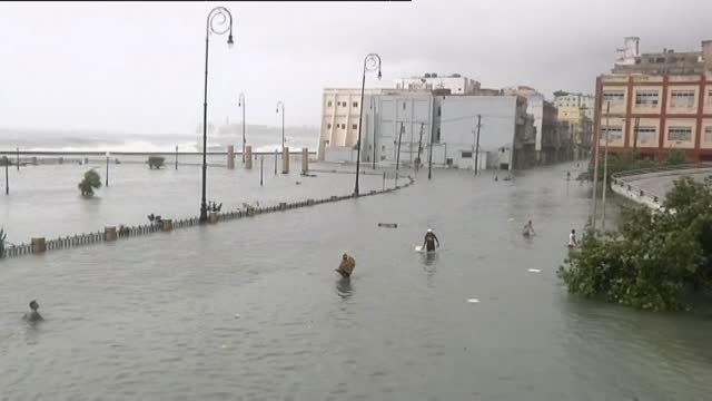 Olas de hasta 11 metros de altura dejan sumergida la capital cubana