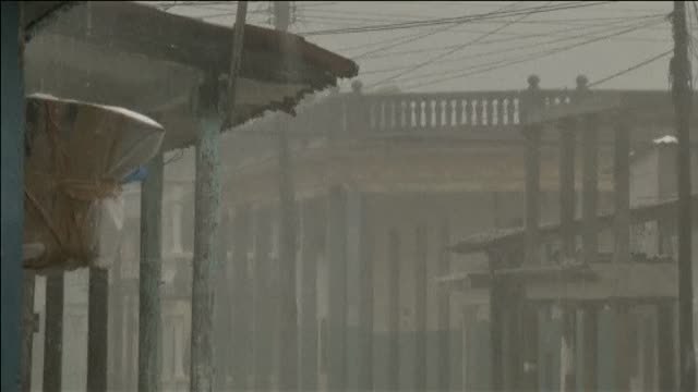 Fuertes rachas de viento causadas por el huracán Irma azotan las costas de Cuba