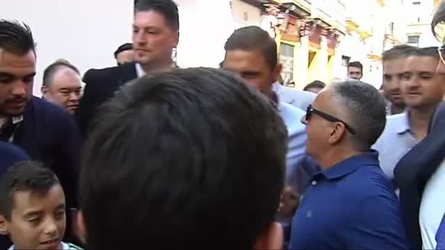 El Betis realiza una ofrenda floral a la Virgen de la Divina Pastora