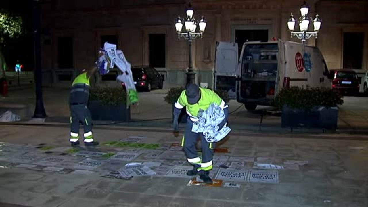 Pegan carteles a favor del referéndum en la plaza del Ayuntamiento de Lérida