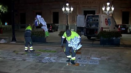 Pegan carteles a favor del referéndum en la plaza del Ayuntamiento de Lérida