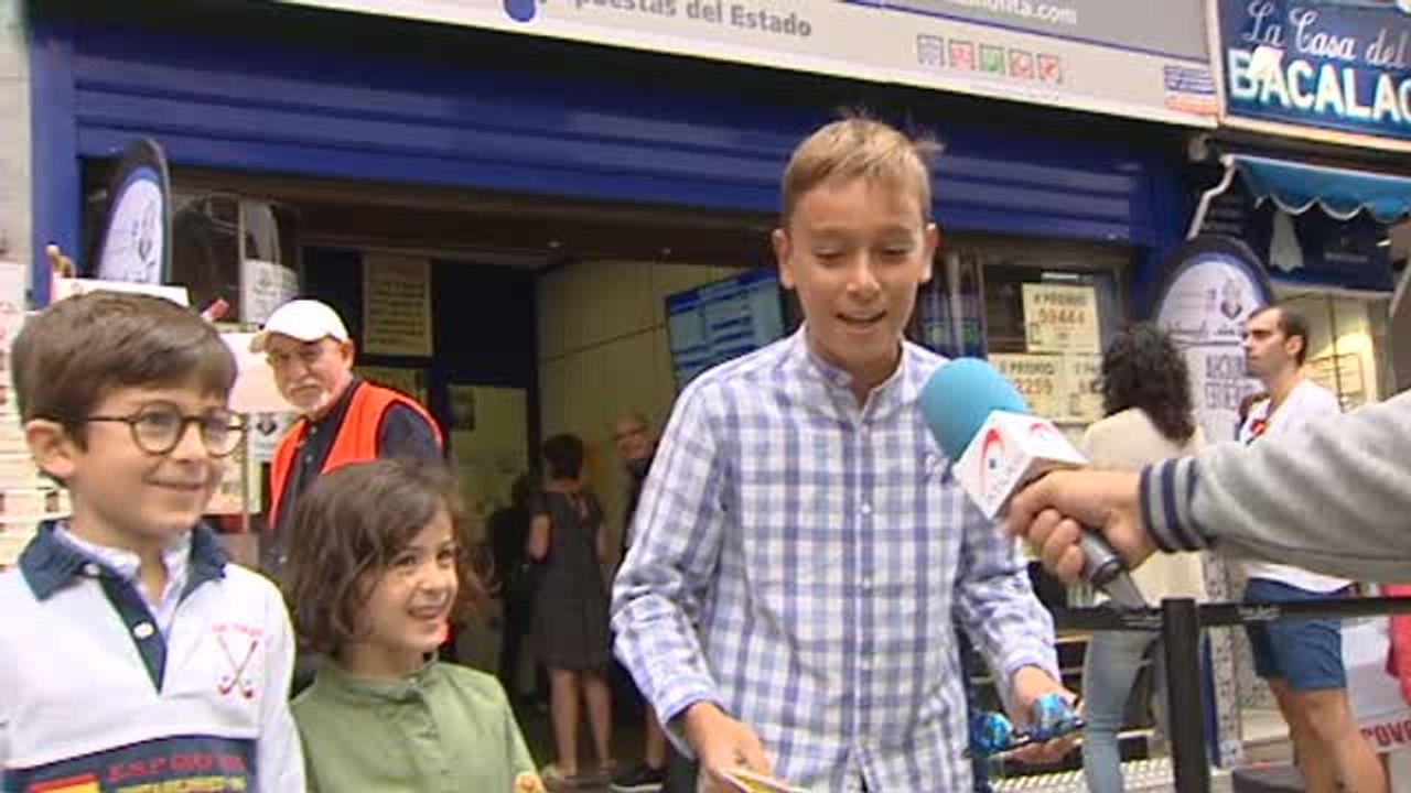 Largas colas en Madrid para comprar lotería de Navidad