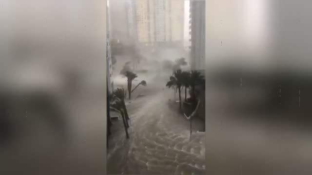 El huracán 'Irma' azota con furia Florida, declarada zona catastrófica