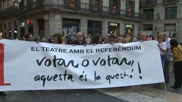 Decenas de independentistas piden a Colau que ceda locales para el 1-O