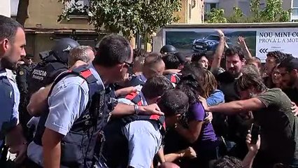 Tensión entre fuerzas de seguridad y manifestantes en un registro por el referéndum