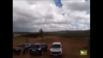 Скачать видео: Un helicóptero ruso dispara por error contra el público en el transcurso de unas maniobras militares