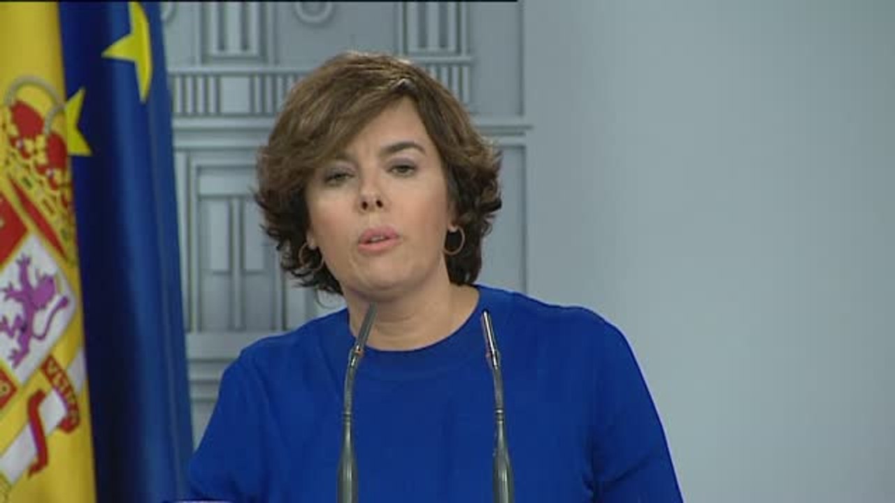 Sáenz de Santamaría califica de "bochornoso" el debate en el Parlament de Cataluña