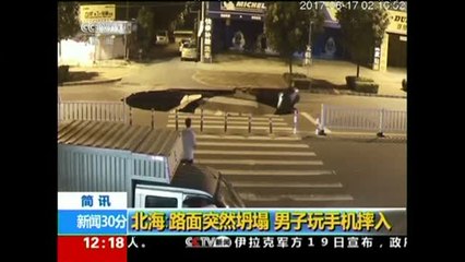 Impresionate socavón en una carretera China