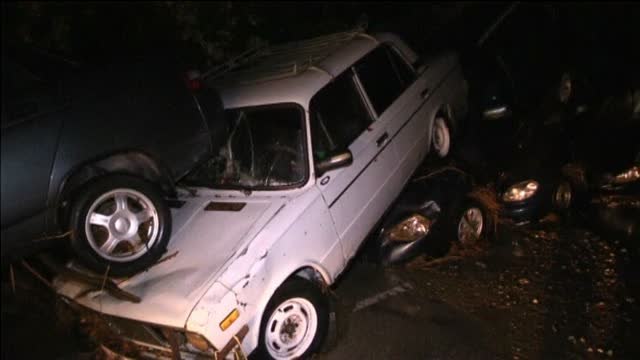 Una avalancha de lodo arrastra decenas de vehículos en Crimea