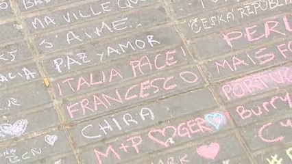 Tizas y pósits para homenajear a las víctimas del atentado