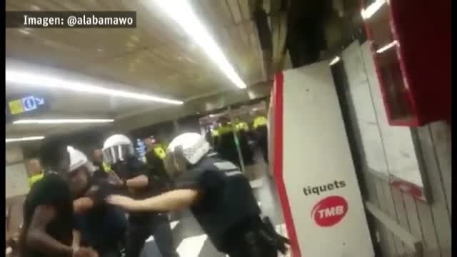 Agentes de la Guardia Urbana se enfrentan a porrazos con manteros agresivos