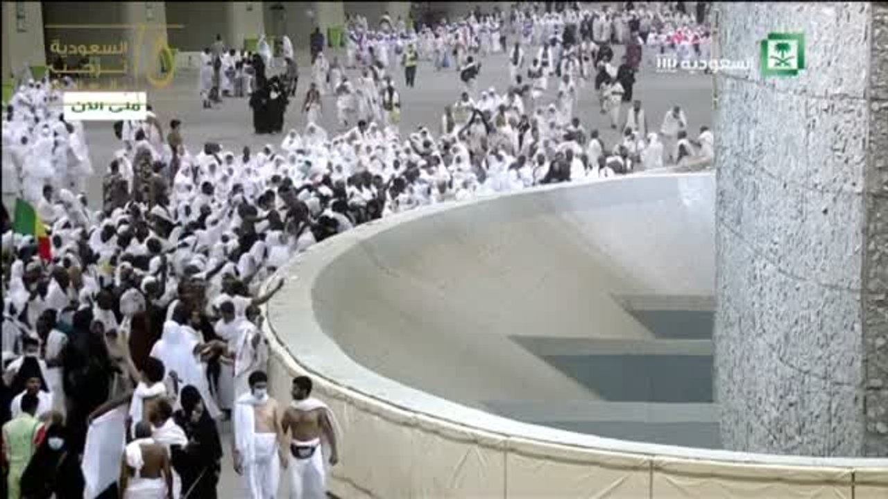Los peregrinos a la Meca arrojan piedras a las tres paredes en el ritual de lapidación al diablo