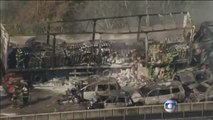 Dos camiones chocan y provocan un gran incendio en una carretera de Sao Paulo