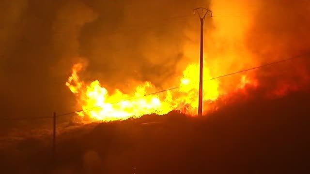 Más de un centenar de vecinos desalojados durante la noche en la Sierra de La Cabrera por la proximidad de las llamas