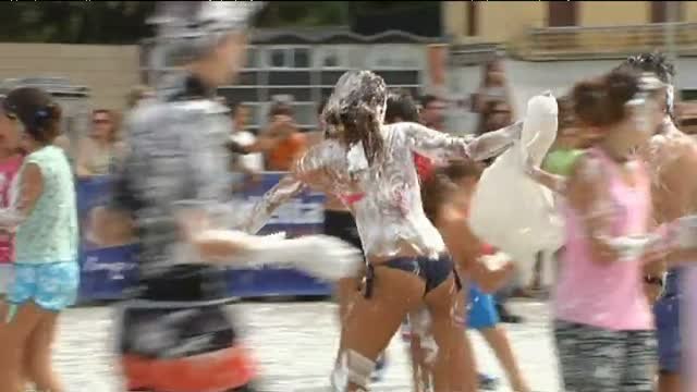 Guerras de vino, merengue o harina entre las fiestas más raras de España