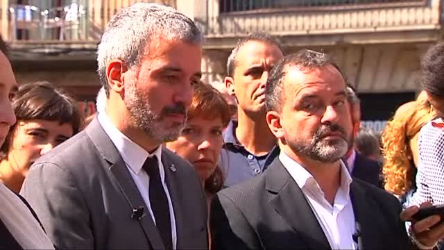 Colau, emocionada al llevar flores al altar por las víctimas en La Rambla