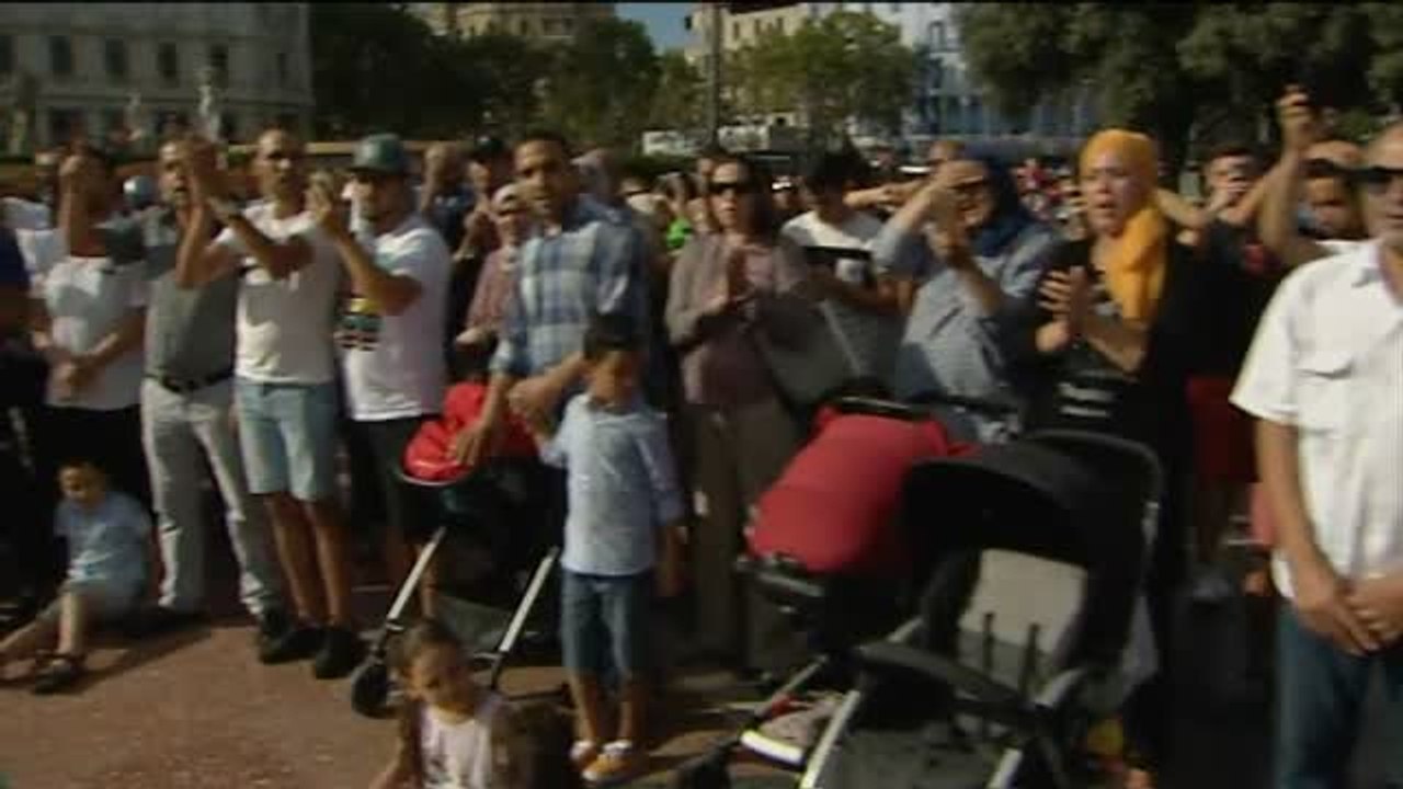 Cientos de musulmanes claman contra el terrorismo en el centro de Barcelona