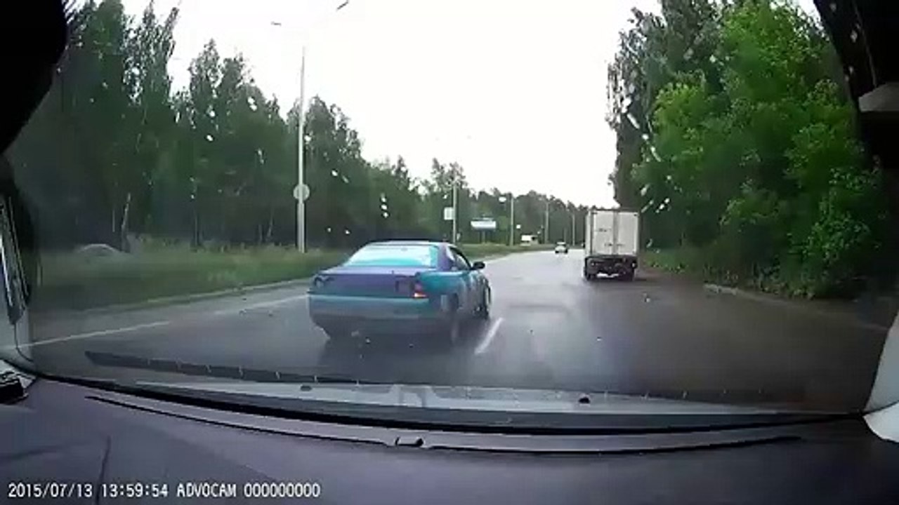Ce chauffard fait un dérapage et se rate complètement