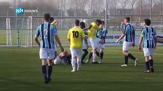 Quand l'arbitre de touche entre sur le terrain pour mettre le gardien de but KO en plein match !