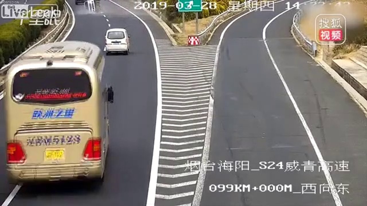 Un conducteur s'arrête sur une autoroute pour faire demi tour... Risqué