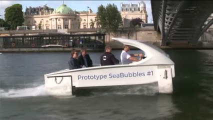 París prueba su primer taxi acuático por el Sena