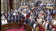 El Parlament guarda un minuto de silencio por las víctimas de los atentados