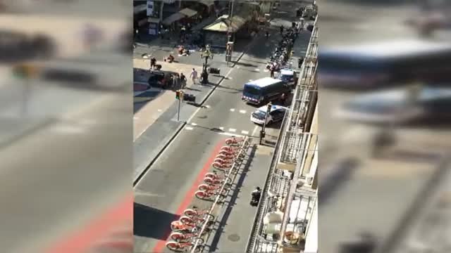 Imágenes de móvil de la furgoneta tras el atropello en la Rambla
