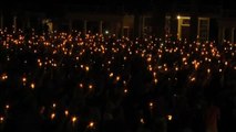 Cientos de personas se reúnen para homenajear a la mujer muerta en Charlottesville